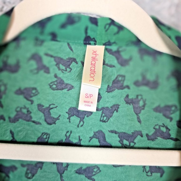 Sheer Green Navy Horse Print Chiffon V-Neck Tie Top 3/4 Sleeves Xhilaration S - Picture 3 of 9